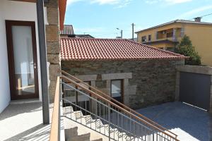 Un balcón de una casa con puerta y escaleras en Casa de Trás-o-Muro, en Vila Real