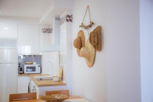 una cucina con pareti bianche e frigorifero bianco di Apartamentos MSC Golf & Beach a La Envia