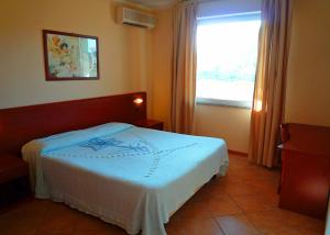a bedroom with a bed in a room with a window at Residence Miralago Rooms & Apartments in Manerba del Garda