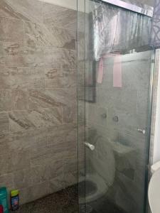 bagno con doccia e porta in vetro di Ancla 201 Departamento Familiar a Altata