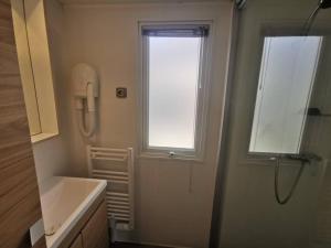 Koupelna v ubytování Location mobil-home Camping les Sables d'Or 4 étoiles, Cap d'Agde
