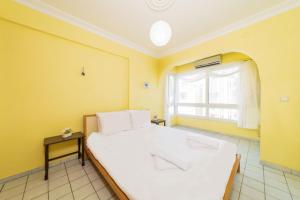 a bedroom with a large white bed and a window at Pleasant Flat near Beach with Sea View in Alanya in Kargicak