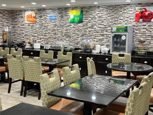 une salle à manger avec des tables et des chaises dans un restaurant dans l'établissement Quality Inn Merriam Kansas City, à Merriam