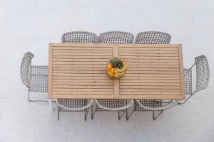 un tavolo in legno con un cesto di frutta sopra di Villa Botanica - New family house near the sea a Kaštela (Castelli)