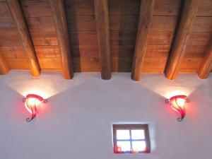 Dos luces en una habitación con ventana en Casa das Flores, en Bordeira