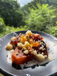 un plato de comida con carne y verduras. en SelvaMinca, en Minca