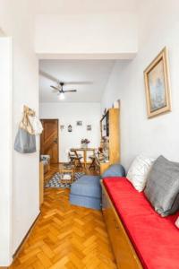 una sala de estar con un sofá rojo en una habitación en Apto com Wi-Fi a 200m da Praia de Copacabana/RJ - Cp1, en Río de Janeiro