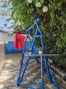 una silla azul en una mesa con una bandera en ella en MOHAMMED AIRPORT LUXURY VILLA, en Deroua