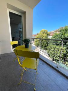 a yellow table and a yellow chair on a balcony at La Mì Casa - Home in Florence in Florence