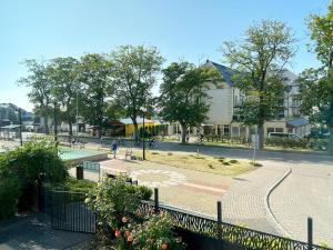 ulica miejska z budynkiem i parkiem w obiekcie Mandarin Jarosławiec w mieście Jarosławiec