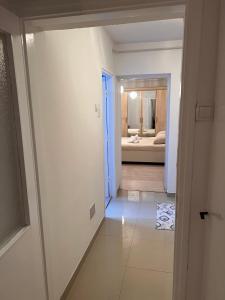 a hallway leading to a bedroom with a bathroom at Apartman Krasota in Banja Luka