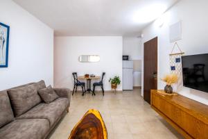 a living room with a couch and a table at רז אירוח ברמה- in Qasrîne +15 photos