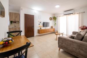 a living room with a couch and a table at רז אירוח ברמה- in Qasrîne