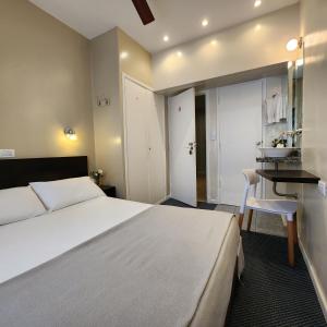 Habitación de hotel con cama y escritorio en Hotel Arcos en Mar del Plata