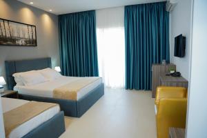 Postel nebo postele na pokoji v ubytování Atrium Deluxe Resort