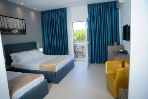 Postel nebo postele na pokoji v ubytování Atrium Deluxe Resort