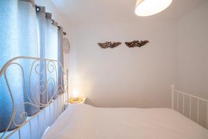1 dormitorio con cama y cortina azul en רז אירוח ברמה- en Qasrîne