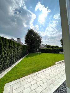 een tuin met een hek en een grasveld bij Ferienhaus Ferati in Günzburg