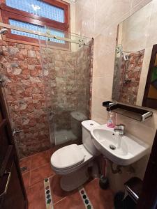 y baño con aseo, lavabo y ducha. en Casa Medina Sanaa Tetouan, en Tetuán