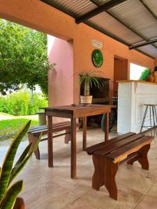 una mesa de picnic y bancos en un patio en El Refugio en Concepción del Uruguay