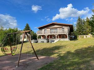 ジェラールメにあるChalet des sorbiersの家の前の遊び場