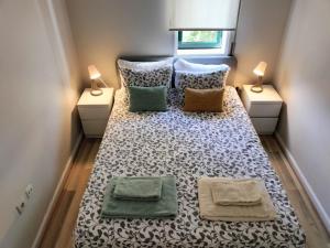 1 dormitorio con 1 cama grande y 2 lámparas en Apartamento Central PVZ, en Póvoa de Varzim