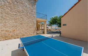 Taula de ping-pong a 3 Bedroom Stunning Home In Gornje Rastane o a prop