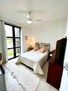 1 dormitorio con cama y ventana grande en El Refugio en Concepción del Uruguay