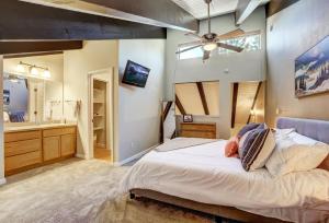 1 Schlafzimmer mit einem großen Bett und einem Badezimmer in der Unterkunft Private condo steps from ski lift minutes to lake in Stateline