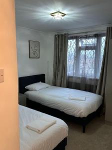 Una cama o camas en una habitación de Spacious 4 bedroom house