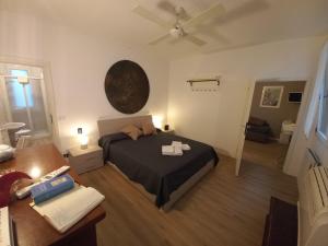 - une chambre avec un lit, un bureau et un plafond dans l'établissement Apartment Cafoscari, à Venise