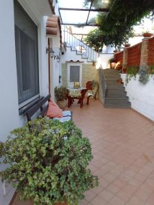 een binnenplaats met een trap en een patio met planten bij Casetta Eva in Anacapri