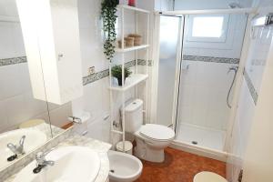 a bathroom with a toilet and a sink and a shower at Gran apartamento en primera línea Motril in Motril