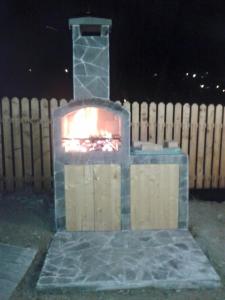 ブシュテニにあるCasa Montana Busteniの夜の柵の前の石造りの暖炉