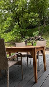 een houten tafel en stoelen op een terras bij Apartamenty 3 Pory Roku Lato in Komarno