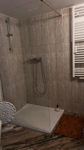 een badkamer met een glazen douchecabine bij Apartamenty 3 Pory Roku Lato in Komarno
