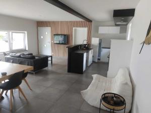 una cucina e un soggiorno con un divano e un tavolo di Gite Comme chez soi a Spa