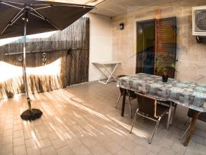 ガリポリにあるRooms & Apartments Lido degli Dei Gallipoliのダイニングルーム(テーブル、傘付)