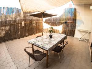 ガリポリにあるRooms & Apartments Lido degli Dei Gallipoliの鉢植えのテーブル