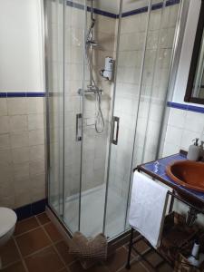 y baño con ducha y lavamanos. en La casa de la abuela Amalia, en Arenas de San Pedro