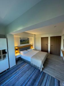 ein großes Schlafzimmer mit einem großen Bett und einem Fernseher in der Unterkunft Royalova Hotel in Yalova + 35 Fotos