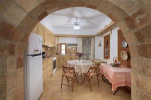 Kuchyň nebo kuchyňský kout v ubytování Villa Kleovoulini in Lindos