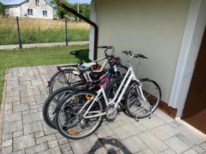 a group of bikes parked next to a house at Domek wypoczynkowy Sosenkowo in Suwałki