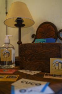 un escritorio con una botella de jabón y una lámpara en La casa de la abuela Amalia, en Arenas de San Pedro