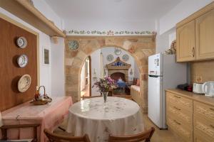 Kuchyň nebo kuchyňský kout v ubytování Villa Kleovoulini in Lindos + 21 fotografií