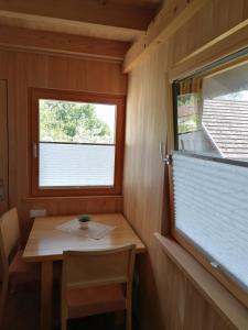 uma pequena mesa num quarto com uma janela em Ferienwohnung in Schwarzach Vorarlberg em Schwarzach