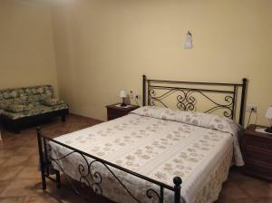 - une chambre avec un lit, un canapé et une chaise dans l'établissement Il Colombaiolo, à Castelmuzio