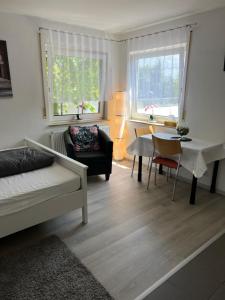 a living room with a bed and a table at Apartment Nr. 5 am Stuttgarter Flughafen/Messe in Leinfelden-Echterdingen