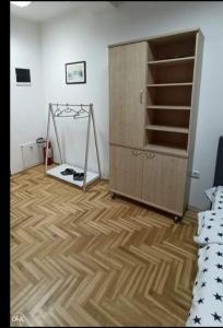 Zimmer mit einem Schrank und Holzboden in der Unterkunft Apartman (stan na dan) M&M Prijedor in Prijedor