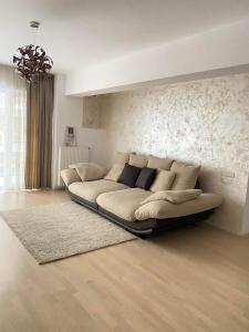 sofá grande en la sala de estar en Wonderful Park Residences 5, en Bucarest